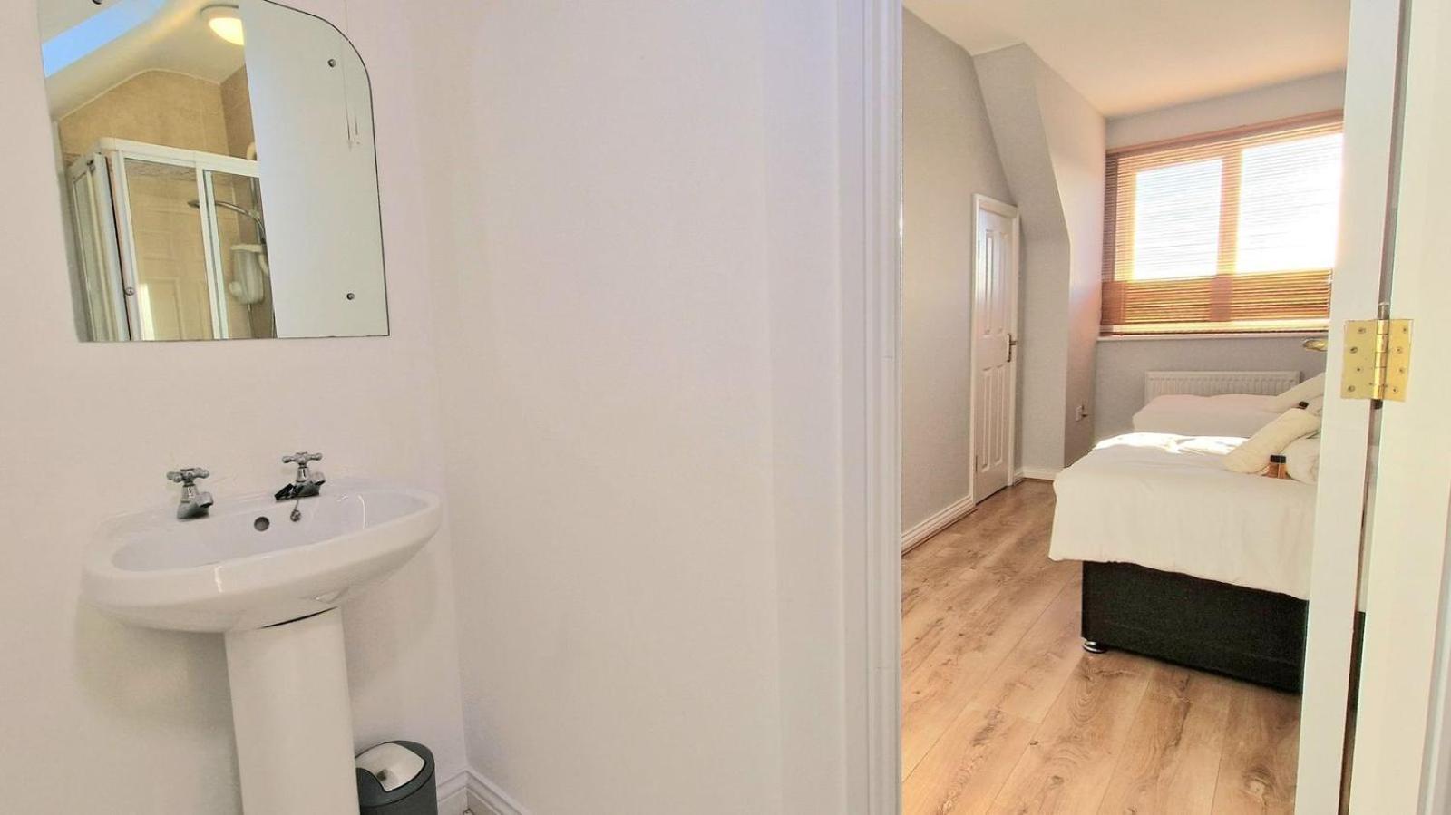 Cosy 3 Bedroom All Ensuites ゴールウェイ エクステリア 写真