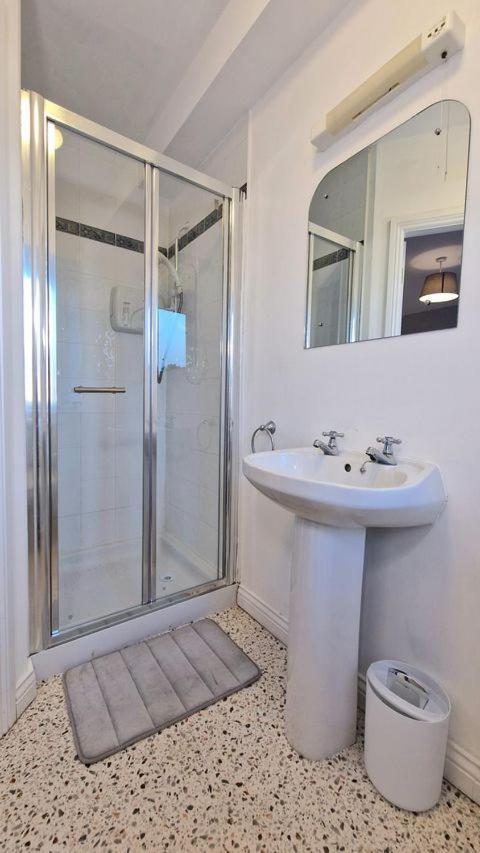 Cosy 3 Bedroom All Ensuites ゴールウェイ エクステリア 写真