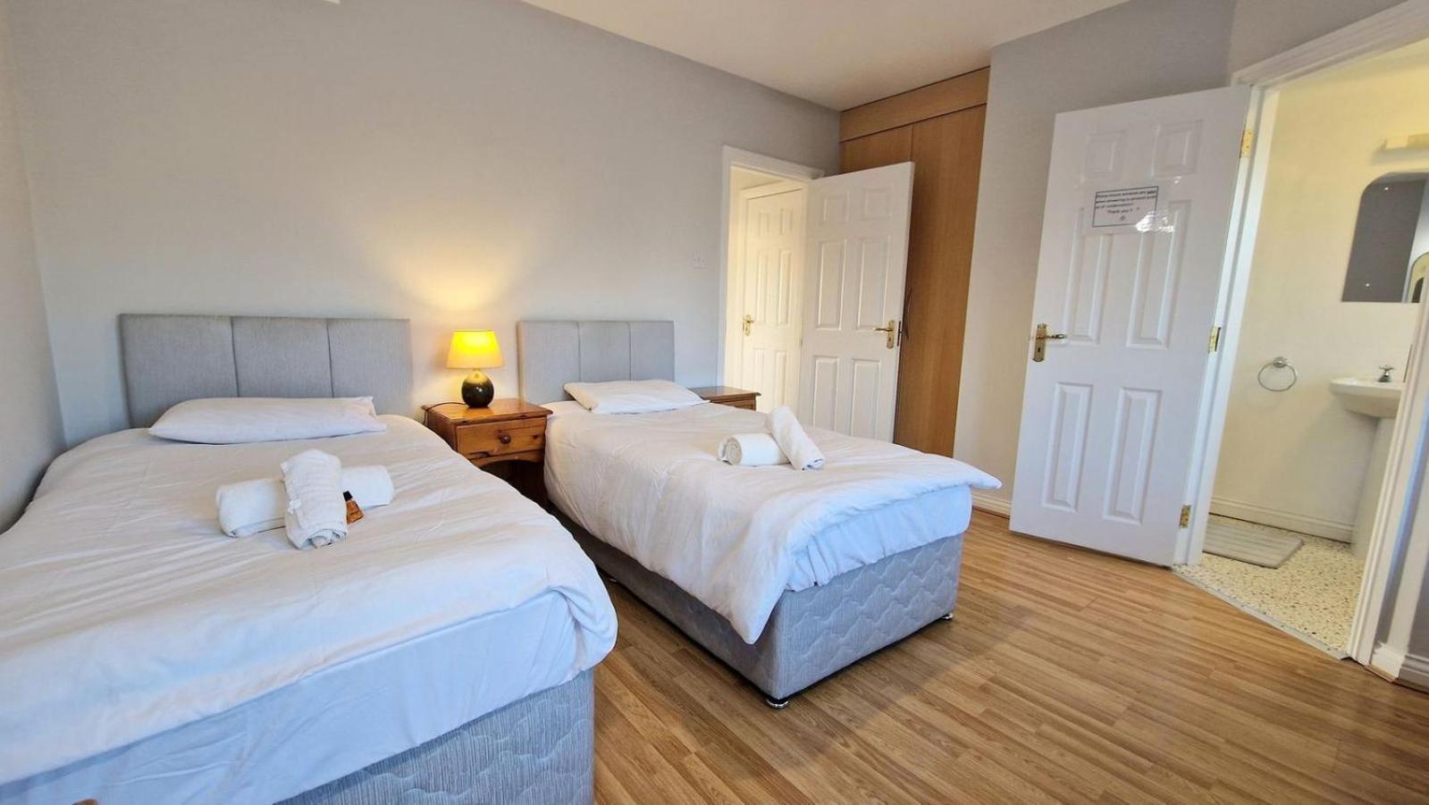 Cosy 3 Bedroom All Ensuites ゴールウェイ エクステリア 写真